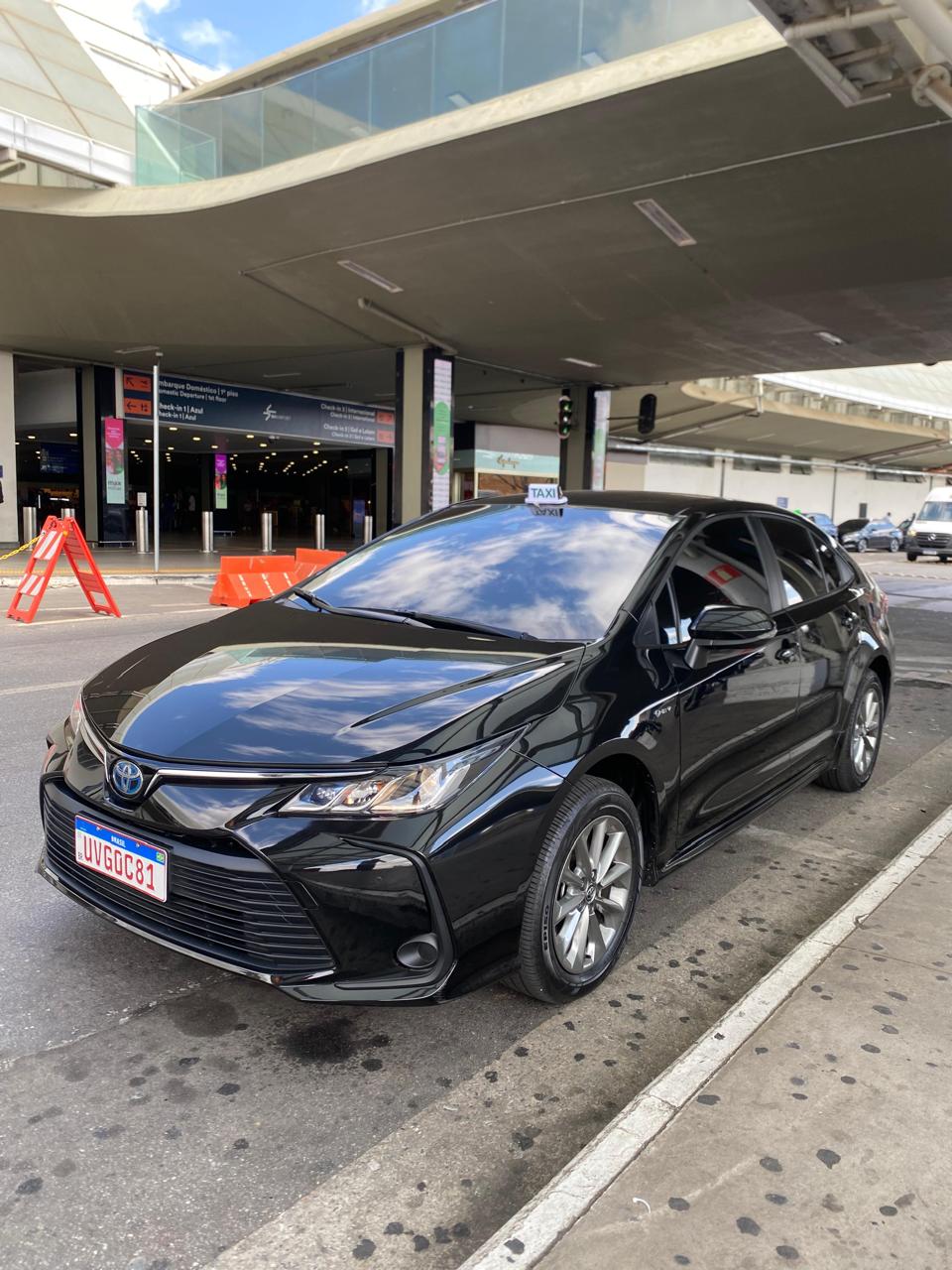 Sedan preto de táxi executivo estacionado sob uma cobertura