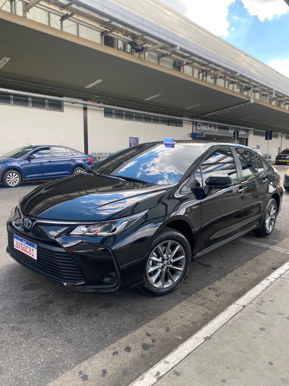 Sedan preto de táxi executivo esperando passageiros